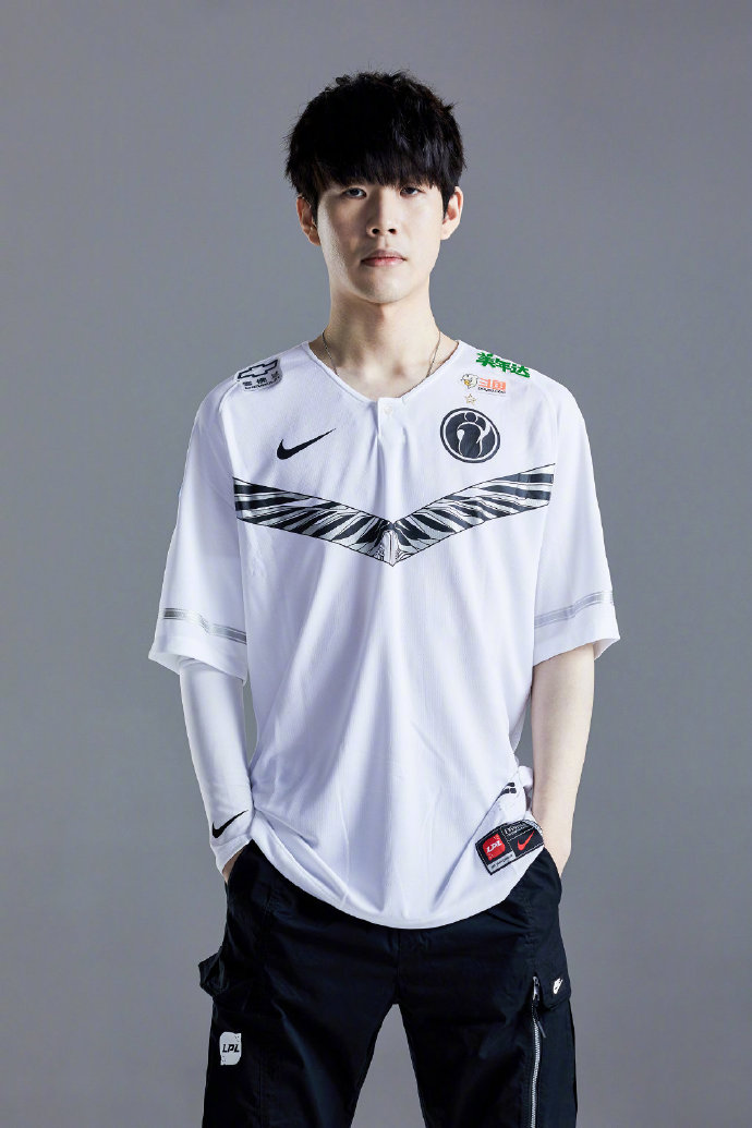 LPL官方发布JDG对阵NIP海报：兵临城下，野区节奏碰撞